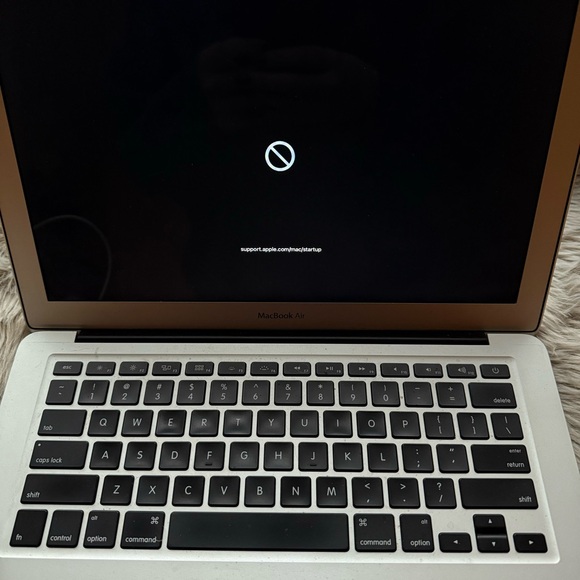 Macbook *Read Description* - Picture 7 of 8